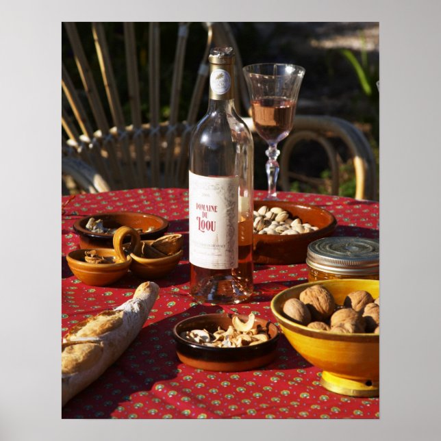 Aperitif och aptitretare förberedda: bröd, oliver, poster (Framsidan)