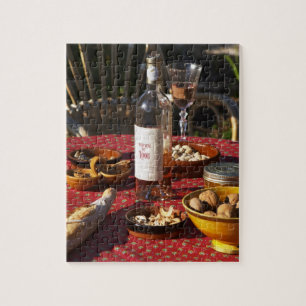 Aperitif och aptitretare förberedda: bröd, oliver, pussel
