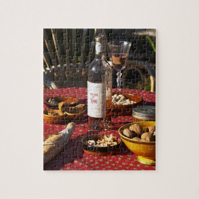Aperitif och aptitretare förberedda: bröd, oliver, pussel (Vertikal)