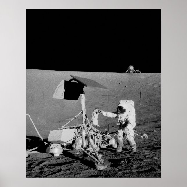 Apollo 12 Astronaut & Lunar Module på Måne Poster (Framsidan)
