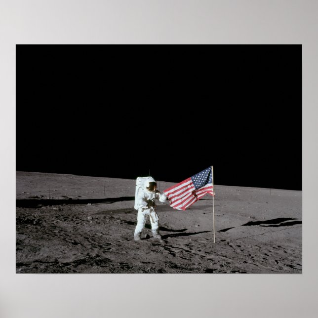 Apollo 12 Astronaut vid Måne Poster (Framsidan)