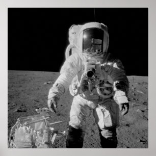 Apollo 12 Astronaut vid Måne Poster