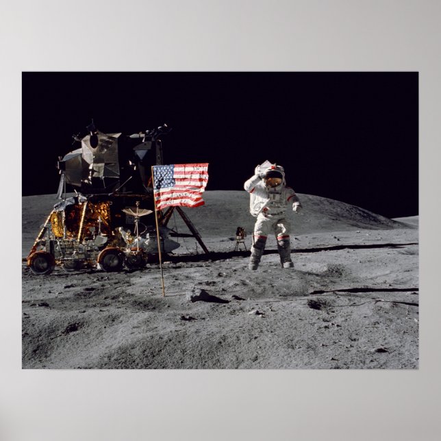 Apollo 16 Astronaut Salutes American Flagga Poster (Framsidan)