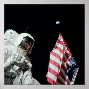 Apollo 17 Astronaut med jordens syn Poster