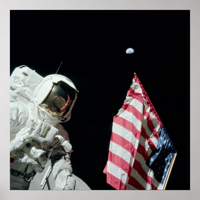 Apollo 17 Astronaut med jordens syn Poster (Framsidan)