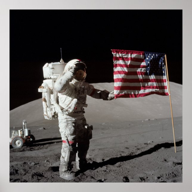 Apollo 17 Astronaut Salutes American Flagga Poster (Framsidan)
