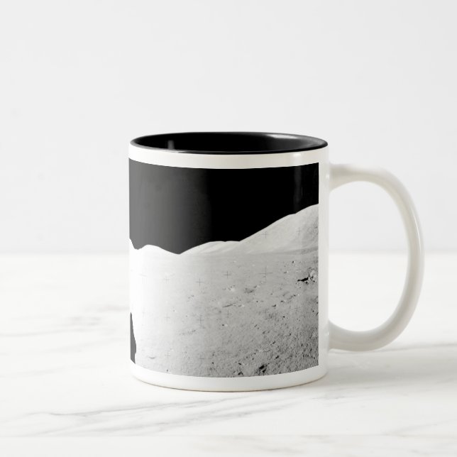 Apollo 17 sammansatt panorama 2 Två-Tonad mugg (Höger)