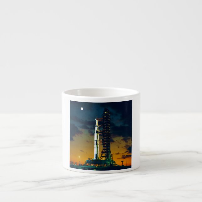 Apollo 4 Saturn V vadderar på ett barkasskomplex Espressomugg (Framsidan)