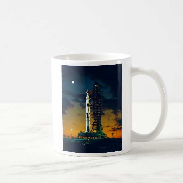Apollo 4 Saturn V vadderar på ett barkasskomplex Kaffemugg (Höger)