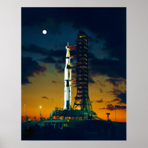 Apollo 4 Saturn V vadderar på ett barkasskomplex Poster
