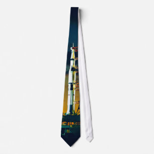 Apollo 4 Saturn V vadderar på ett barkasskomplex Slips