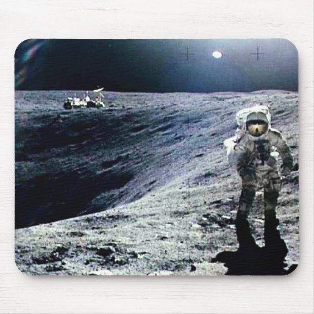 Apollo astronaut som går på månen och krater musmatta (Framsidan)