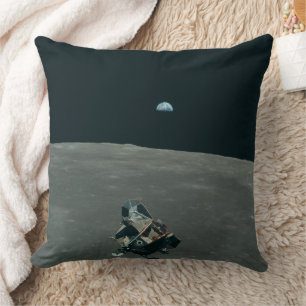 Apollo Lunar Lander och Earthrise över Måne Kudde