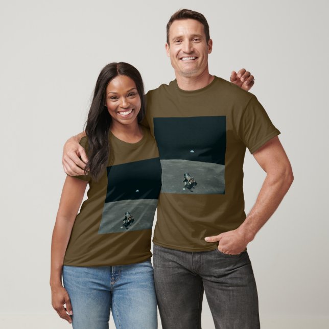 Apollo Lunar Lander och Earthrise över Måne T Shirt (Unisex)