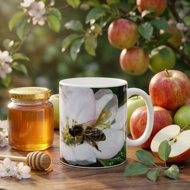 Äppelblom & Honungsbi Makrofoto | Mugg (Skapare uppladdad)