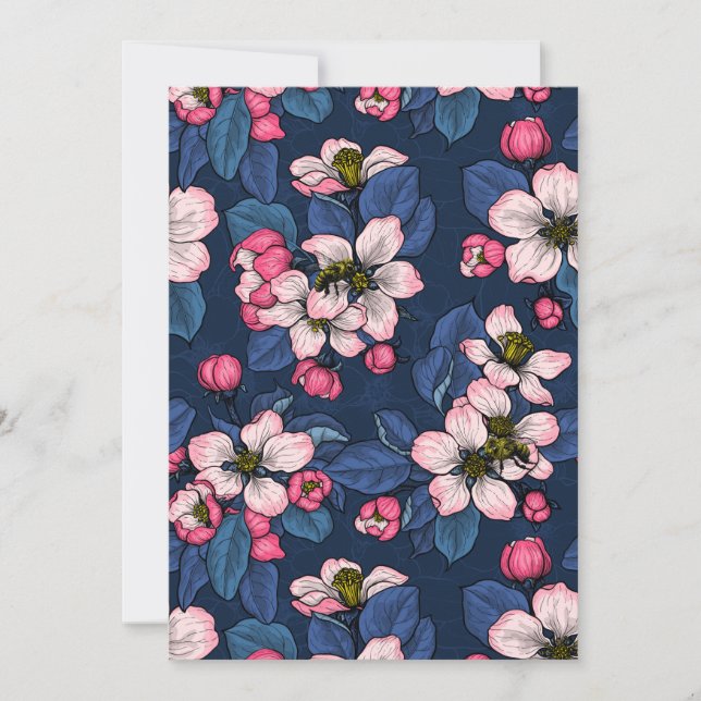 Äppelblommar på en mörk blått (Framsida)