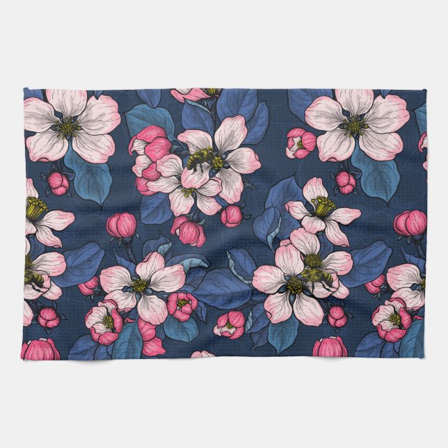 Äppelblommar på en mörk blått kökshandduk (Horisontell)