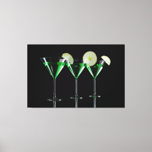 Äppelcocktails i martini-glas på svart canvastryck