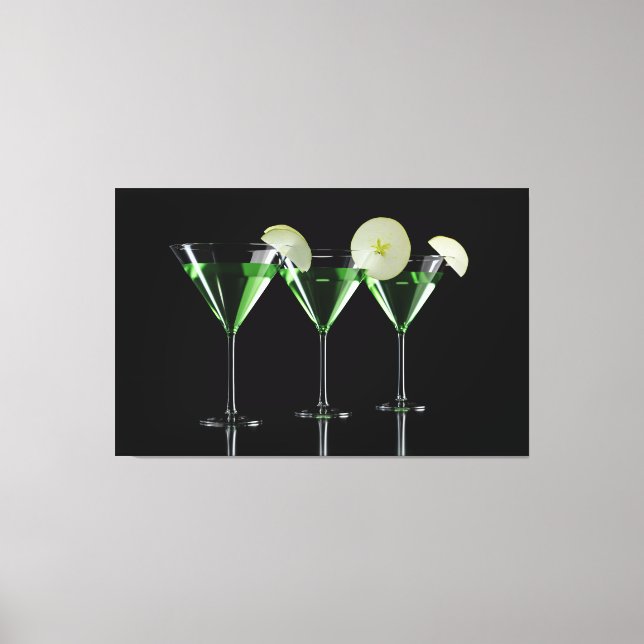 Äppelcocktails i martini-glas på svart canvastryck (Framsida)