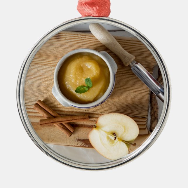 Äppelmos med kanel i stentöjsskål julgransprydnad metall (Framsidan)