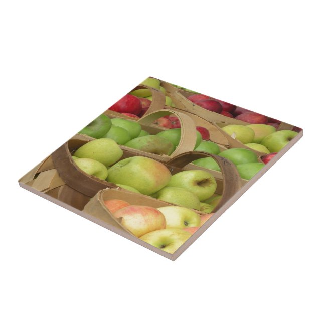 Apple basket på marknadsför keramiskt belägger med kakelplatta (Sidan)