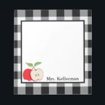 Apple Black and White Buffalo Check Teacher Namn Anteckningsblock<br><div class="desc">I det här anteckningsblocket runt stil finns en gräns av svart och vit buffel och en vattenfärgad äppelbild på nedre delen lämnat med namn för att anpassa sig. Gör en underbar gåva till lärare!</div>