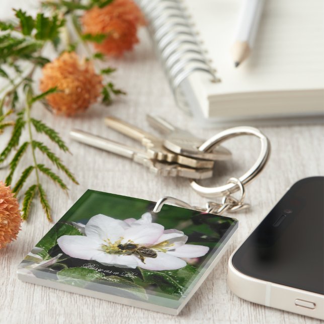 Apple Blossom & Bee Macro Photo | Acrylic Keychain (Högra Framsidan)