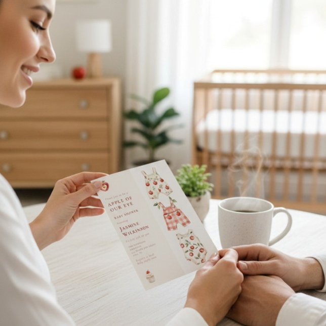 Apple från vår moderna vattenfärgsbabyskor i Öga Inbjudningar (Skapare uppladdad)