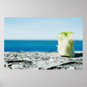 Apple kärnar ur i smutsen poster