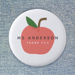Apple Teacher | Modern Namn Tack Cute Roligt Knapp<br><div class="desc">Ett enkelt, snyggt, dynamiskt designmärke för äppelfrukt i roligt, trendig, skandinaviskt minimalistiskt stil i skuggor eller röd rosa och grönt som lätt kan vara personlig med lärarna namn genom att byta ut "Ms Andersson" och ett märkord som ersätter "Tack" för att göra en verkligt unik tack till din lärare! En...</div>