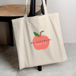 Apple Teacher | Modern Namn Tack Tygkasse<br><div class="desc">Ett enkelt,  snyggt,  dynamiskt designmärke för äppelfrukt i roligt,  trendig,  skandinaviskt minimalistiskt stil i skuggor eller röd rosa och grönt som lätt kan vara personlig med lärarna namn genom att byta ut "Ms Andersson" och ett märkord som ersätter "Tack" för att göra en verkligt unik tack till din lärare!</div>
