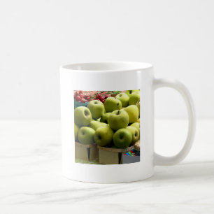 Äpplen och jordgubbar på bondens marknad kaffemugg
