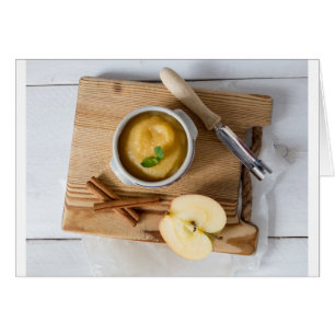 Applesauce med kanel i stenkolskål hälsningskort