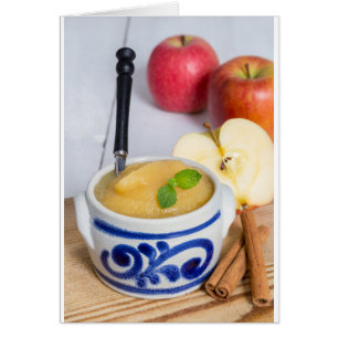 Applesauce med kanel i stenkolskål hälsningskort