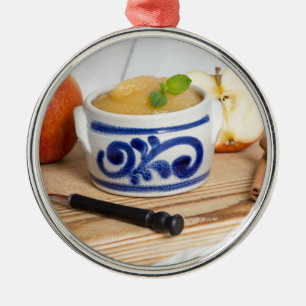 Applesauce med kanel i stenkolskål julgransprydnad metall