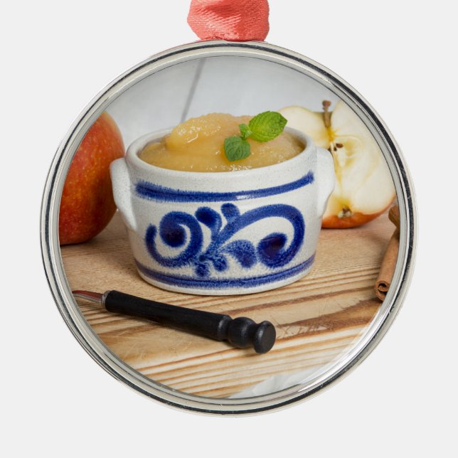 Applesauce med kanel i stenkolskål julgransprydnad metall (Framsidan)