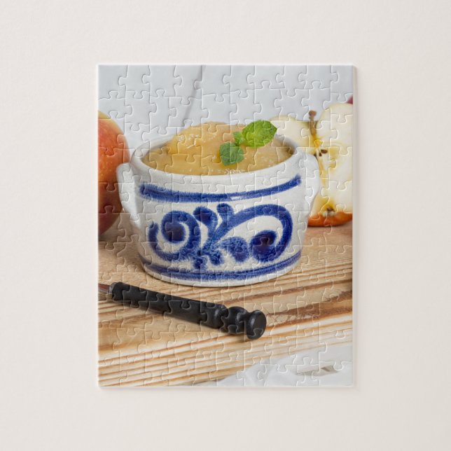 Applesauce med kanel i stenkolskål pussel (Vertikal)