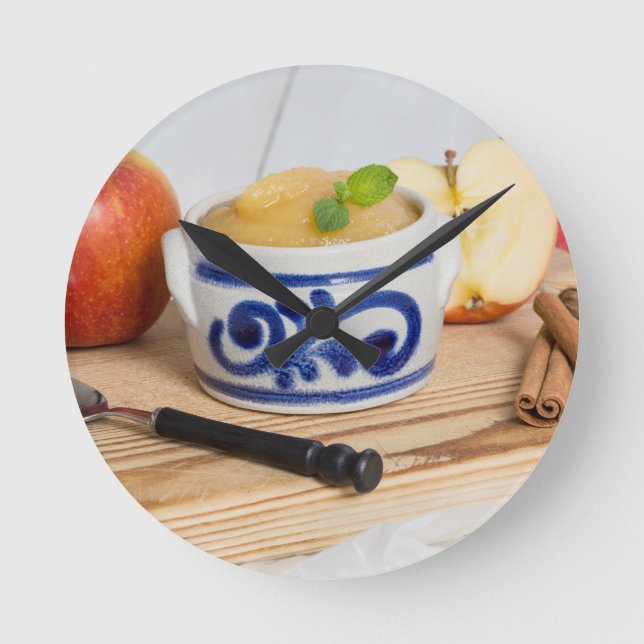 Applesauce med kanel i stenkolskål rund klocka (Framsida)