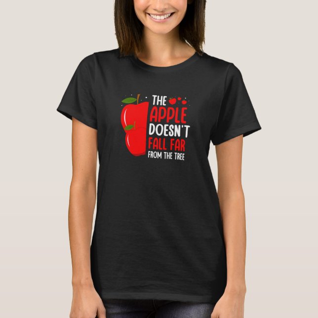 Äpplet kommer inte långt från Träd-äppelpärmen. T Shirt (Framsida)