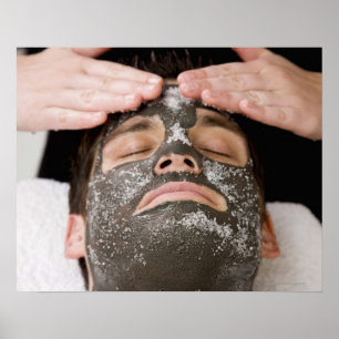 Applicera skincareansikte maskera med salt poster