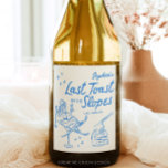 Apres Ski Bachelorette Party Favors Last Toast Vinflaska Etikett<br><div class="desc">Om du planerar en vinterbachelorette-flykting är Après Ski party-plaggen perfektens tillskott för att göra helg extra speciell! Varje biet ger en lekfull, festlig bild av firande med charmerande handritade illustrationer av skidor, cocktails, snö bunnies, disco bollar, champagne, skidskor och mycket annat. Designat för att fånga det väsentliga i en skidreträtt...</div>