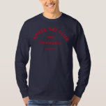 Après Ski Club Vinter Röd Skidort Vapen Herr T Shirt<br><div class="desc">Après Ski Club, vinter röd skidort vapen, marinblå t-shirt. Anpassa med året för din skidresa, skidortens namn och plats. Perfekt för en gruppskidresa, som en present för att minnas en tidigare resa eller för en après ski-tema möhippa. Designad för att matcha vår Après Ski Club-kollektion.</div>
