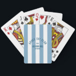 Apres Ski Klubb Anpassningsbar Retro Blue Cabana R Casinokort<br><div class="desc">De här spelkorten är perfekt för dina vintersammankomster på sluttningarna, av hetten eller vid övernattningen... retro blue cabana rand med en marin vapensköld för skidskidor i anpassningsbar. Anpassa med information om din samling.. år, resort och mål. Perfekt för en familj eller vänner som skidar resa, skidar eller apres skidbachelorette. Matchningstillbehör...</div>