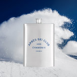 Après Ski Klubb Blue Winter Ski Resort Vapensköld Fickplunta<br><div class="desc">Après Ski Klubb, royal blå höftkolv från vinterskidorten vapensköld. Anpassa till skidåret resa, skidorten namn och platsen där du bor. Perfekt för ett gruppmål i skidåk i resa, som en gåva för att minnas ett tidigare resa eller för ett après skidtema, en kandidat eller ett bachelorette-parti. Designad för att matcha...</div>
