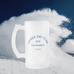 Après Ski Klubb Winter Blue Ski Resort Vapensköld Frostat Ölglas<br><div class="desc">Après Ski Klubb,  vinterblåskidort vapensköld frostat glasöl mugg. Anpassa till skidåret resa,  skidorten namn och platsen där du bor. Perfekt som för ett skidminnesmärke i resa,  en julklapp för ett skidparti i älskare eller för ett temaparty med après-skidor. Designad för att matcha vår Après Ski Klubb Collection.</div>
