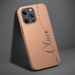 Apricot Black Elegant Calligraphy Script Namn<br><div class="desc">Apricot Shimmer Black Elegant Calligraphy Script Anpassningsbar Personlig Namn iPhone 14 Smart Phone Case har en modern och trendig enkel utformning och snyggt med din personlig namn i elegant-handskriven calligraphy-skripttypografi på en metallisk aprikoshimmerbakgrund. Designad av ©Evco Studio www.zazzle.com/store/evcostudio</div>