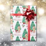 Apricot Pudel Hund jul Mönster Presentpapper<br><div class="desc">På den här Helgdag, som är papper, bär en bra liten aprikos Pudel hund en röd och vit tomtehatt och sitter framför en dekorerad Helgdag träd. Bilden upprepas över yta och det finns rött snöflingor och strimlade polkagrisar mellan bilder. Det finns också röd text som säger "God jul". Allt placeras...</div>