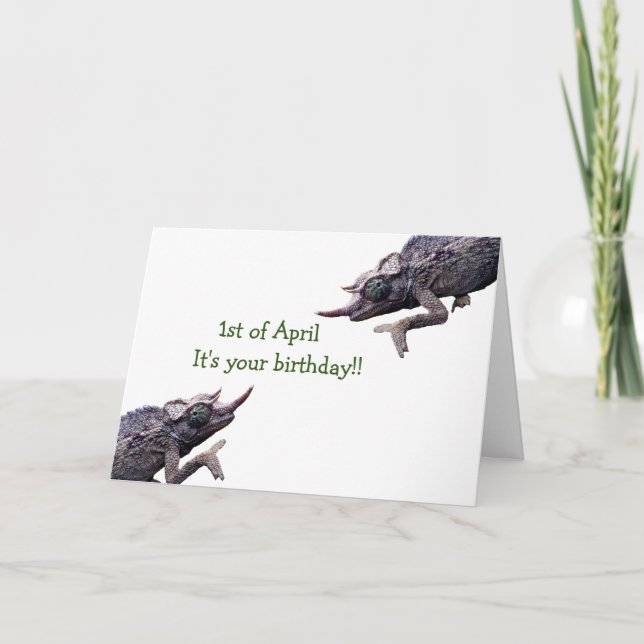 April 1 födelsedagkort vid den Grouchy kameleonten Kort (Framsida)