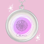 April Daisy Anpassningsbar Necklace - Personlig Silverpläterat Halsband<br><div class="desc">Vår "April Daisy Anpassningsbar Necklace" fångar kärnan av aprilblomman, symboliserar oskuld, renhet och äkta kärlek. Utformningen har en vacker daisy, blomman från april, omgiven av en mjuk lila som kompletterar dess mjuka natur. Under blommigtens motiv är halsbandet personlig med bärarens namn i ett vackert typsnitt och skapar det en verkligt...</div>