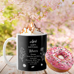 April Daisy och SweetPea Birthday Keepsak Kaffemugg<br><div class="desc">I april finns det faktiskt två blommor i firande under denna månads födelsedagar: daisy och sötsaker. Denna utformning har både The gemstone for April är diamanten, men vit topaz och klar kvarts ingår också. Den här designen innehåller alla detaljer i vitt på en svart bakgrund. Vi har parat det med...</div>